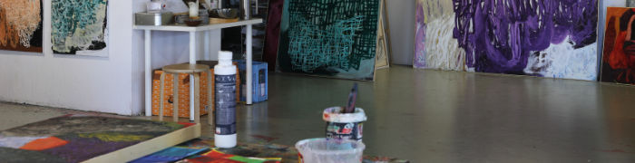 Malpinsel und Farben im Künstleratelier AtelierPLÖGER