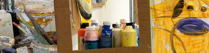 Atelierszene mit Pinseln und Farben bei AtelierPLÖGER