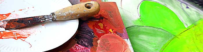 Spachtel und Farben im Künstleratelier AtelierPLÖGER