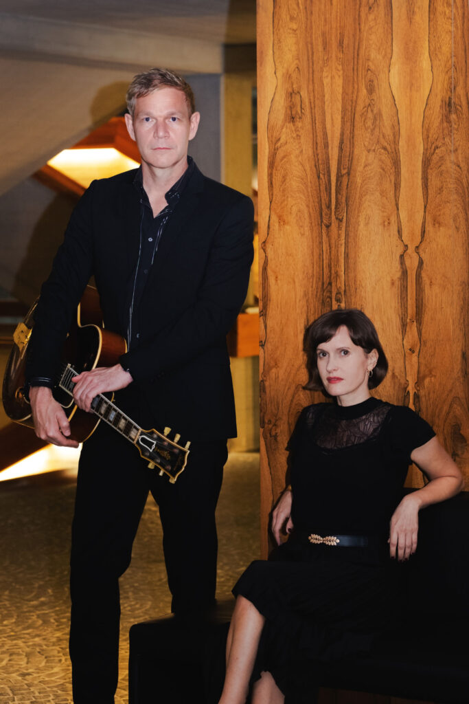 The Art of Duo – Autumn Serenade
Gabriela Koch & David Plate
Mit „Autumn Serenade“ laden die Jazzsängerin Gabriela Koch und der Gitarrist David Plate zu einer herbstlichen Jazz-Matinee ins Atelier Plöger ein.
Gabriela Kochs klare, nuancenreiche Stimme und David Plates facettenreiches Gitarrenspiel verbinden sich zu einem Duo, das den Songs des Jazzrepertoires mit großer Freiheit und eigener Handschrift begegnet und die Geschichten hinter den Stücken lebendig werden lässt.